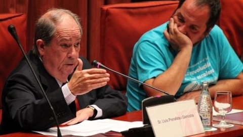 Lluís Prenafeta, junto al entonces diputado de la CUP David Fernández, en su comparecencia en el Parlament. E.P.