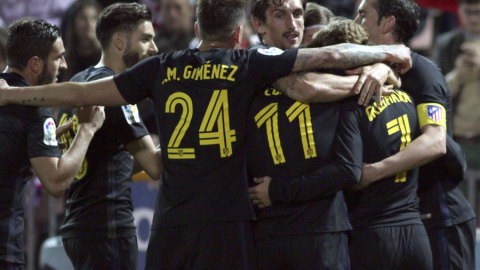 Los jugadores del Atlético de Madrid celebran el primer y único gol del equipo madrileño.- EFE