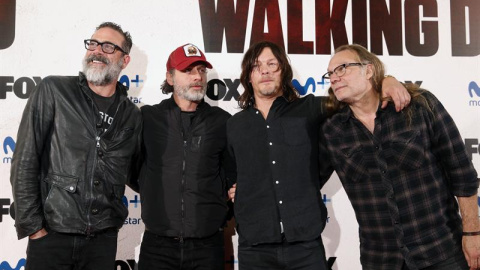 Los actores protagonistas de "The Walking Dead" y el productor de la serie durante un evento en la plaza madrileña de Callao. EFE/ Kiko Huesca