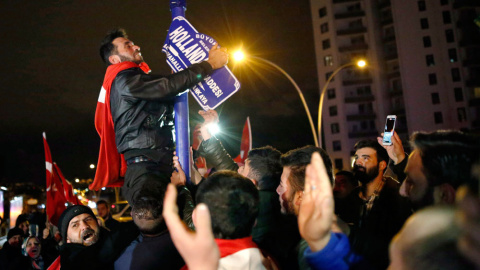 Seguidores de Erdogan retiran el cartel de la calle de Holanda frente a la embajada holandesa en Ankara. EFE/EPA