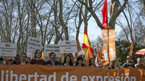 Cerca de 300 personas se han manidestado hoy en Madrid para apoyar el autobús tránsfobo de la asociación ultra Hazte Oir. /EFE