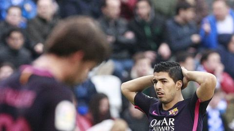 El delantero uruguayo del FC Barcelona Luis Suárez se lamenta al término del partido contra el Deportivo de La Coruña.- EFE