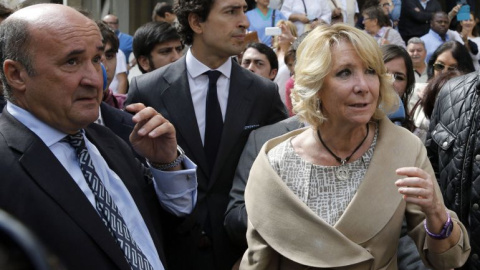 El exgerente del PP de Madrid, Beltrán Gutiérrez, con Esperanza Aguirre, en una foto de 2014. EFE