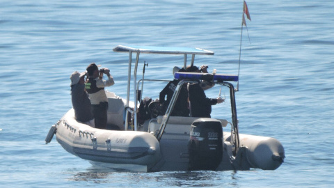 La policía Local de Benidorm observa la actuación de la Policía Autonómica en la isla de Benidorm. AIP-Agencia