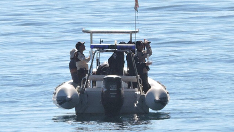 La policía Local de Benidorm observa la actuación de la Policía Autonómica en la isla de Benidorm. AIP-Agencia