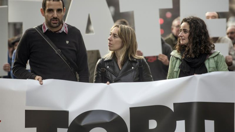 Sandra Berrenetxea, cuyo caso de torturas se juzgará esta próxima semana, en una manifestación que la izquierda abertzale celebró en reconocimiento de quienes fueron torturados. EFE/Miguel Toña