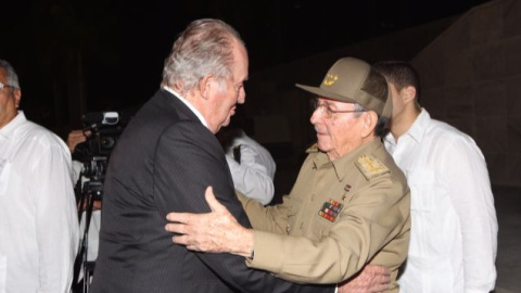 Raúl Castro recibe a Juan Carlos de Borbón en la Plaza de la Revolución (La Habana). Foto: Casa Real