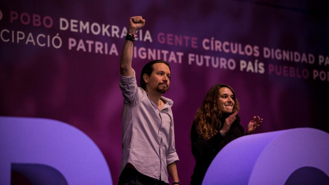 Pablo Iglesias saluda a los asistentes desde la tribuna acompañado por la diputada de Podemos por Cádiz, Noelia Vera. | JAIRO VARGAS