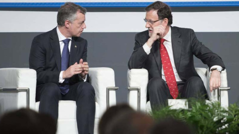 Urkullu y Rajoy conversan en un acto. EFE