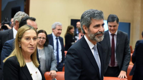 El presidente del Tribunal Supremo y del Consejo General del Poder Judicial, Carlos Lesmes, junto a la presidenta del Congreso, Ana Pastor, momentos antes de su comparecencia en la Comisión de Justicia. EFE/Fernando Villar