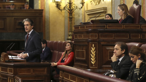 El ministro de Fomento, Íñigo de la Serna, durante su intervencion en el pleno del Congreso de los Diputados, donde se debate la convalidación del Real Decreto Ley que reforma la estiba. EFE/Ballesteros