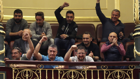 Un grupo de estibadores saludan desde la tribuna de invitados del Congreso donde se debatia el real decreto ley de reforma de la estiba. EFE/Ballesteros