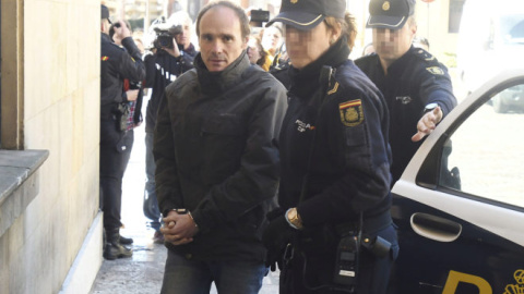 El acusado Miguel Ángel Muñoz Blas, a su llegada a la Audiencia Provincial de León. EFE/J. Casares