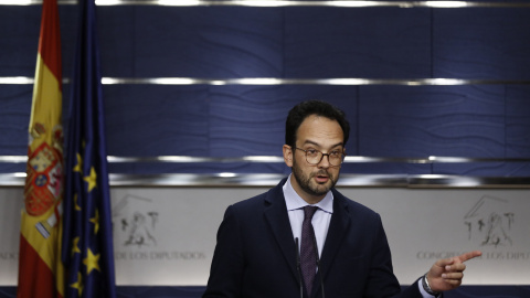 El portavoz del grupo socialista en el Congreso de los Diputados, Antonio Hernando, durante la rueda de prensa que ha ofrecido tras la reunión de la Junta de Portavoces. EFE/Emilio Naranjo