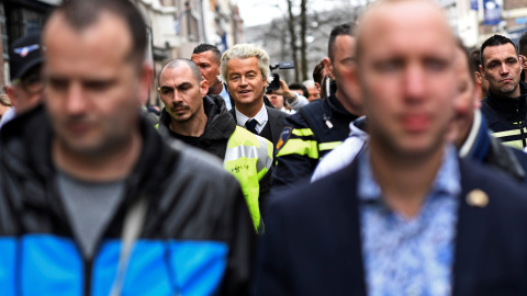 El político holandés de extrema derecha Geert Wilders, del partido PVV, está rodeado de seguridad durante un mitin en Heerlen, Holanda. REUTERS / Dylan Martinez