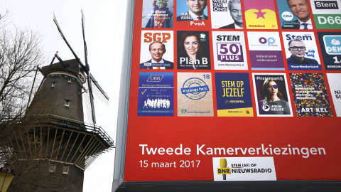 Una cartelera recoge el cartel de la candidatura de Wilders el día antes de las elecciónes generales, en Amsterdam, Países Bajos, 14 de marzo de 2017. REUTERS / Michael Kooren