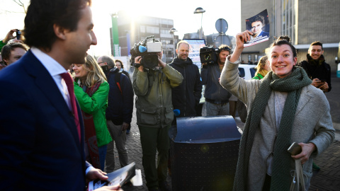 El líder del Partido Verde Holandés (Groen Links) Jesse Klaver hace campaña fuera de una estación de tren en Leiden. REUTERS / Dylan Martinez