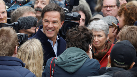 El primer ministro holandés Mark Rutte del Partido Liberal VVD saluda a la gente mientras hace campaña en La Haya, Holanda  REUTERS / Yves Herman