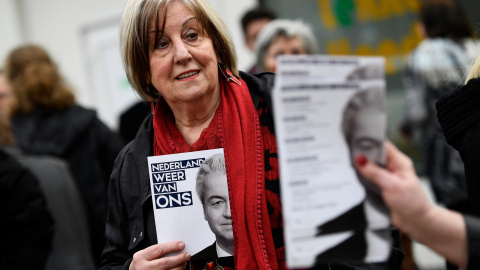 Seguidores de Geert Wilders, portan carteles que apoyan su candidatura para el Parlamento holandés.REUTERS/Dylan Martinez