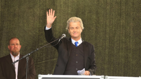 Geert Wilders pronuncia un discurso en un acto del movimiento alemán Pegida en abril de 2015./ METROPOLICO.ORG