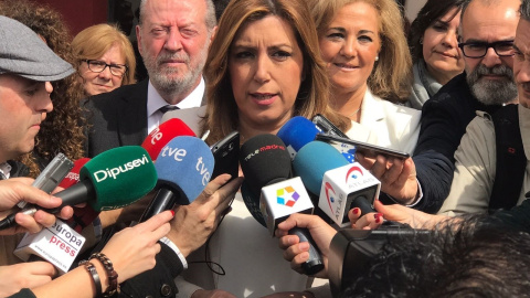 La presidenta de la Junta de Andalucía, Susana Díaz, atiende a los medios en Castilleja de la Cuesta (Sevilla). E.P./Eduardo Briones