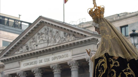 La Virgen de la Dolorosa, en procesión frente al Congreso de los Diputados. EFE