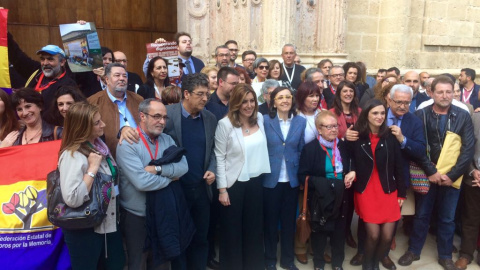 Susana Díaz, junto a colectivos memorialistas y víctimas de la dictadura.- D.C.