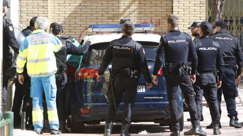 Efectivos de la Policía Nacional llevan detenido al hombre que disparó a  su expareja en un piso del barrio de Orcasitas de Madrid.EFE/Juan Carlos Hidalgo