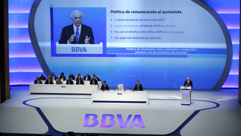 El presidente del BBVA, Francisco González, durante su exposición en la junta de accionistas del banco, en Bilbao. EFE/LUIS TEJIDO