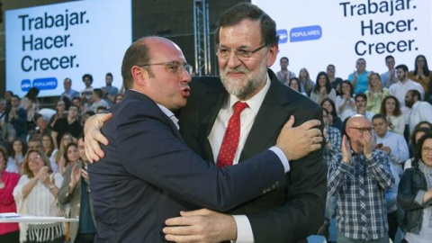 El presidente del Gobierno, Mariano Rajoy, con el presidente de la Región de Murcia y del PP territorial, Pedro Antonio Sánchez. Archivo EFE