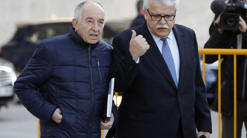 El exgobernador del Banco de España Miguel Ángel Fernández Ordóñez (i), a su llegada a la Audiencia Nacional, donde declara como investigado ante el juez Fernando Andreu por el caso Bankia. EFE/Emilio Naranjo