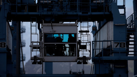 Un estibador en la cabina de una de las grúas de la terminal de carga del puerto de Algeciras. REUTERS/Jon Nazca