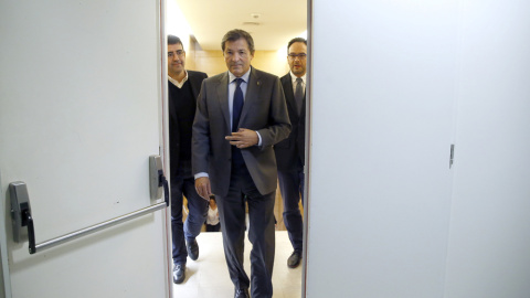 El presidente de la Comision Gestora del PSOE, Javier Ferández (c), flanqueado por el portavoz de Ferraz, Mario Jiménez (i), y el portavoz del grupo parlamentario, Antonio Hernando (d). EFE