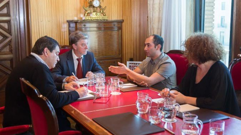 Imagen de la reunión entre el ayuntamiento de Zaragoza y colectivos