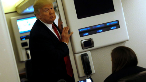 Trump, en el Air Force One en la madrugada del miércoles al jueves. REUTERS/Jonathan Ernst