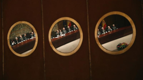 Vista a través de las ventanas de la sala del Tribunal Constitucional del acto de toma de posesión de los cuatro nuevos magistrados.EFE/Javier Lizón