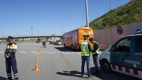 Los Mossos d'Esquadra han inmovilizado en el peaje de la AP-7 en Martorell (Barcelona) y retirarán de la vía pública el autobús transfóbico de la plataforma ultracatólica Hazte Oír.EFE/Alejandro García