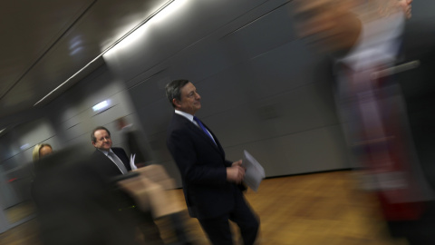 El presidente del BCE, Mario Draghi, en la sede de la entidad, a su llegada a una de las ruedas de prensa mensuales tras la reunión del Consejo de Gobierno, en Fráncfort. REUTERS/Kai Pfaffenbach