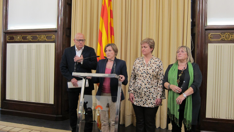 La presidenta del Parlament, Carme Forcadell , con los miembros de la Mesa de la cámara autonómica Lluis Corominas, Anna Simó y Ramona.Barrufet. E.P.