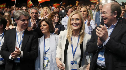 La jefa del Gobierno de la Comunidad de Madrid, Cristina Cifuentes (2d), junto al presidente del Senado, Pío García Escudero (d), y Ángel Garrido (i), nombrado secretario general autonómico del PP de Madrid, durante la segunda jornada del X