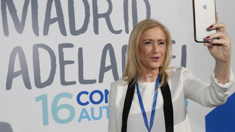 La jefa del Gobierno de la Comunidad de Madrid, Cristina Cifuentes, graba un mensaje para las redes sociales, durante el XVI Congreso del PP de Madrid, en el que será proclamada nueva presidenta la formación. EFE/Mariscal