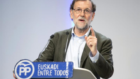 El presidente del Gobierno, Mariano Rajoy, durante su intervención en la clausura del congreso del PP vasco celebrado hoy en Vitoria. EFE/David Aguilar