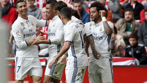 Los jugadores del Real Madrid celebrando el gol de Casemiro. EFE/Luis Tejido