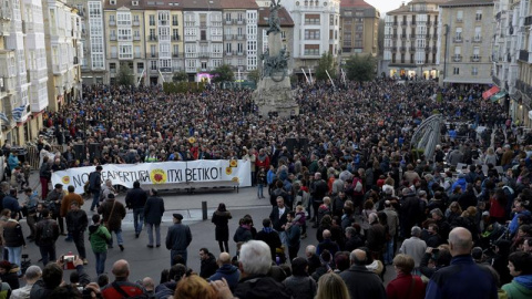 Cientos de ciudadanos y representantes de partidos, sindicatos y diversos colectivos sociales durante la manifestación en Vitoria para exigir el cierre definitivo de la central nuclear Garoña.- EFE/ADRIÁN RUIZ DE HIERRO