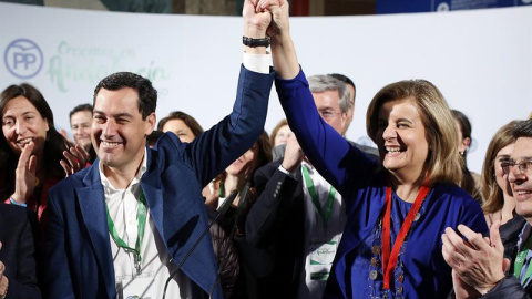 El líder del PP andaluz Juanma Moreno (i), acompañado por la ministra de Empleo, Fátima Báñez (d), tras ser elegido Presidente del PP-A.- EFE/Carlos Díaz