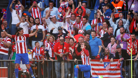 Antoine Griezmann celebra su gol con Filipe Luis. REUTERS/Susana Vera