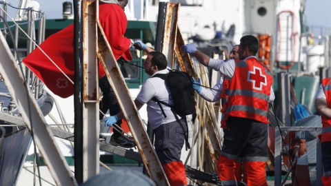 Llegada al puerto de Almería de los 34 inmigrantes de origen subsahariano que fueron rescatados de una patera interceptada a 7,5 millas náuticas de la isla de Alborán. EFE/Carlos Barba