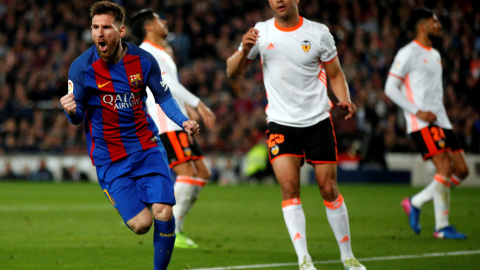 Leo Messi celebra su segundo gol contra el Valencia.- REUTERS / JUAN MEDINA