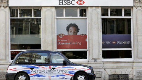 Un taxi pasa por delante de una oficina del banco HSBC en Londres. REUTERS/Suzanne Plunkett