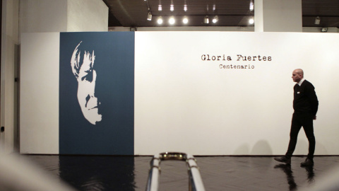 Vista de la exposición sobre "Gloria Fuertes, centenario".- EFE